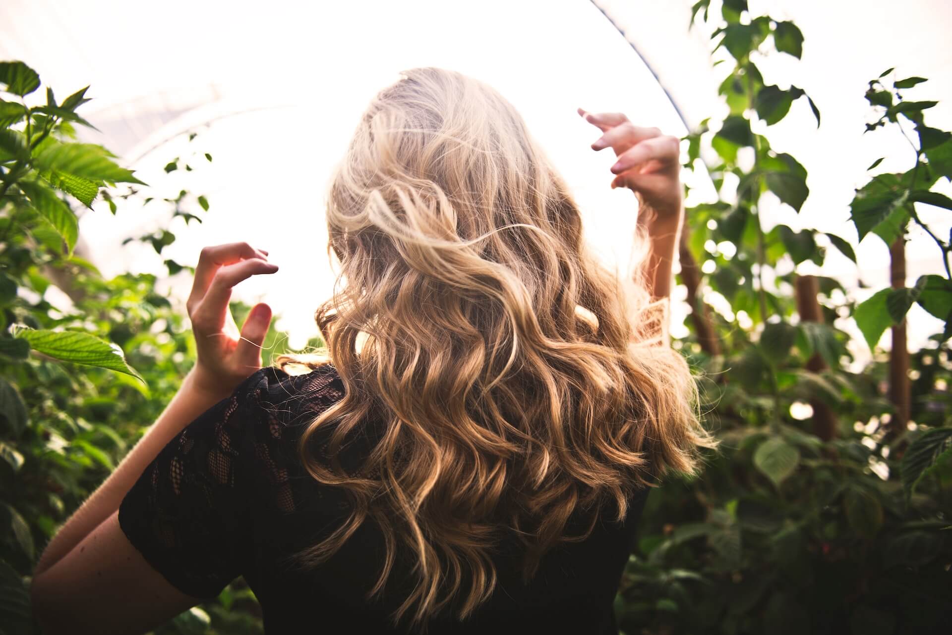 How to Use Rosemary Oil to Strengthen and Grow Hair